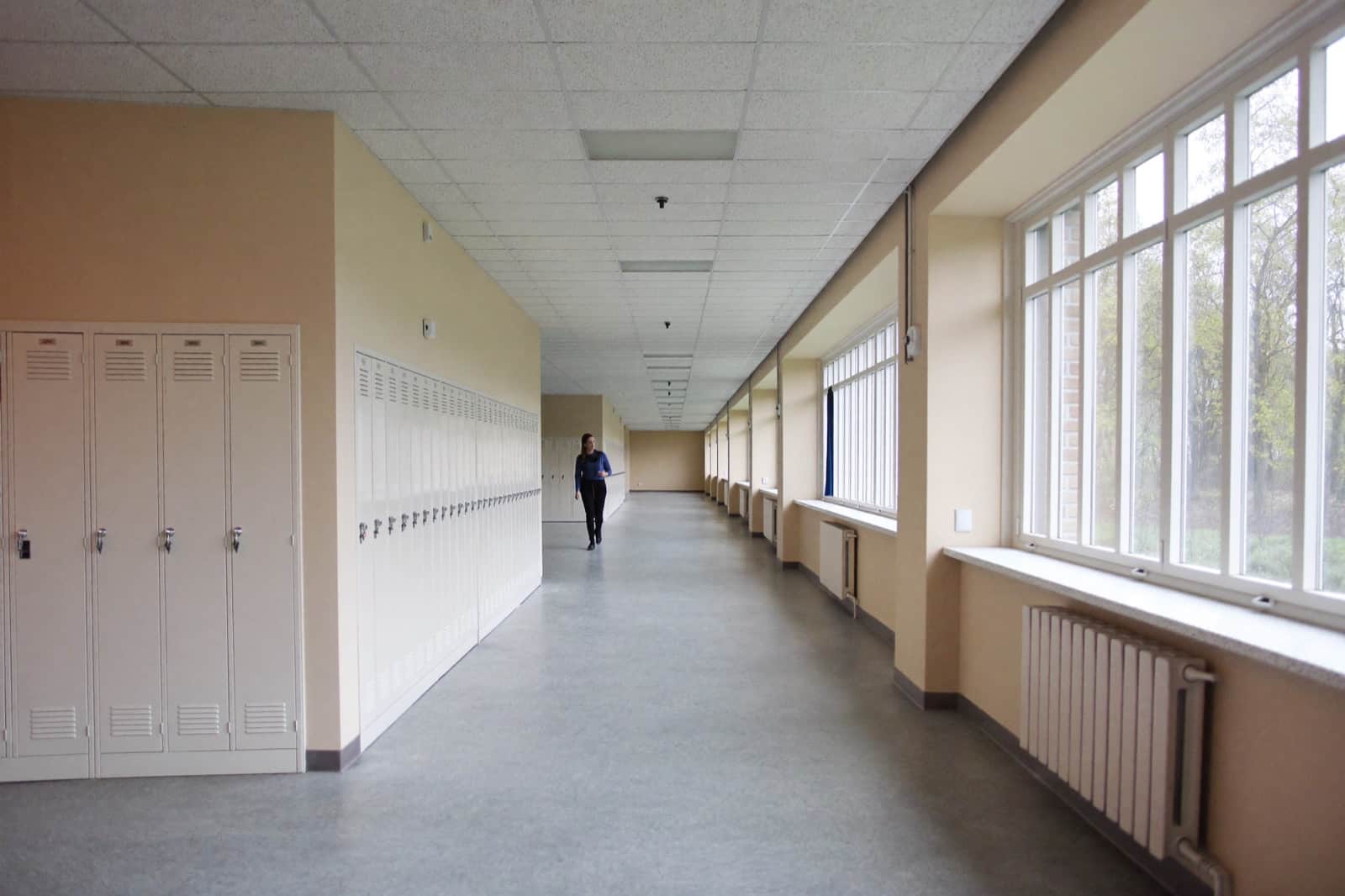 Begeleider in gesprek met een leerling op school
