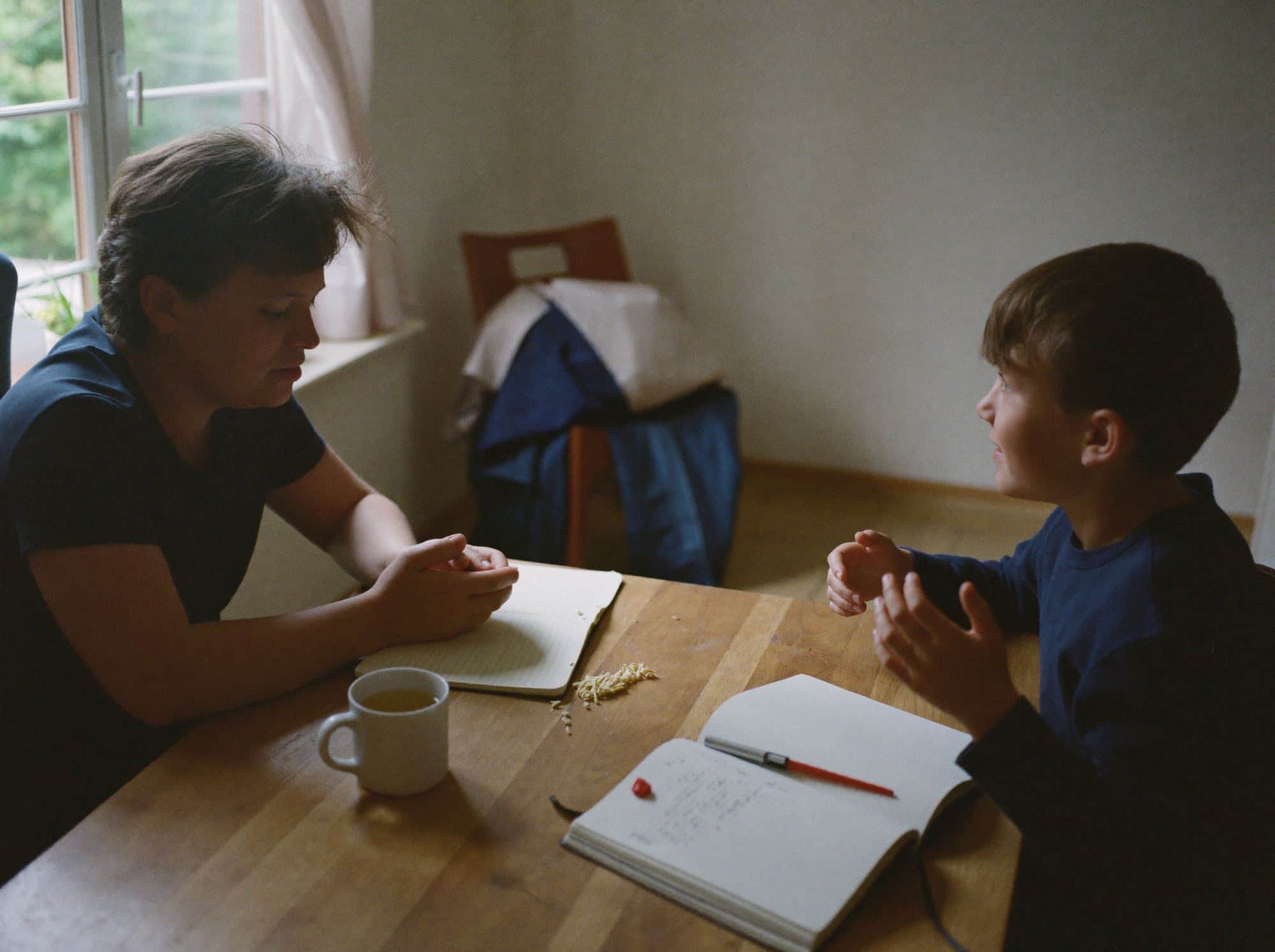 Ouder en kind in gesprek
